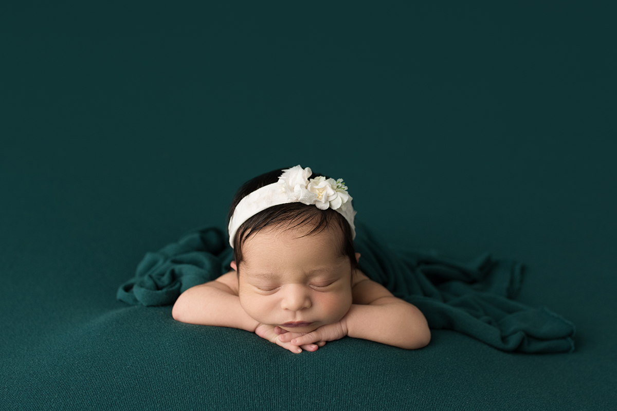 newborn in heads up pose