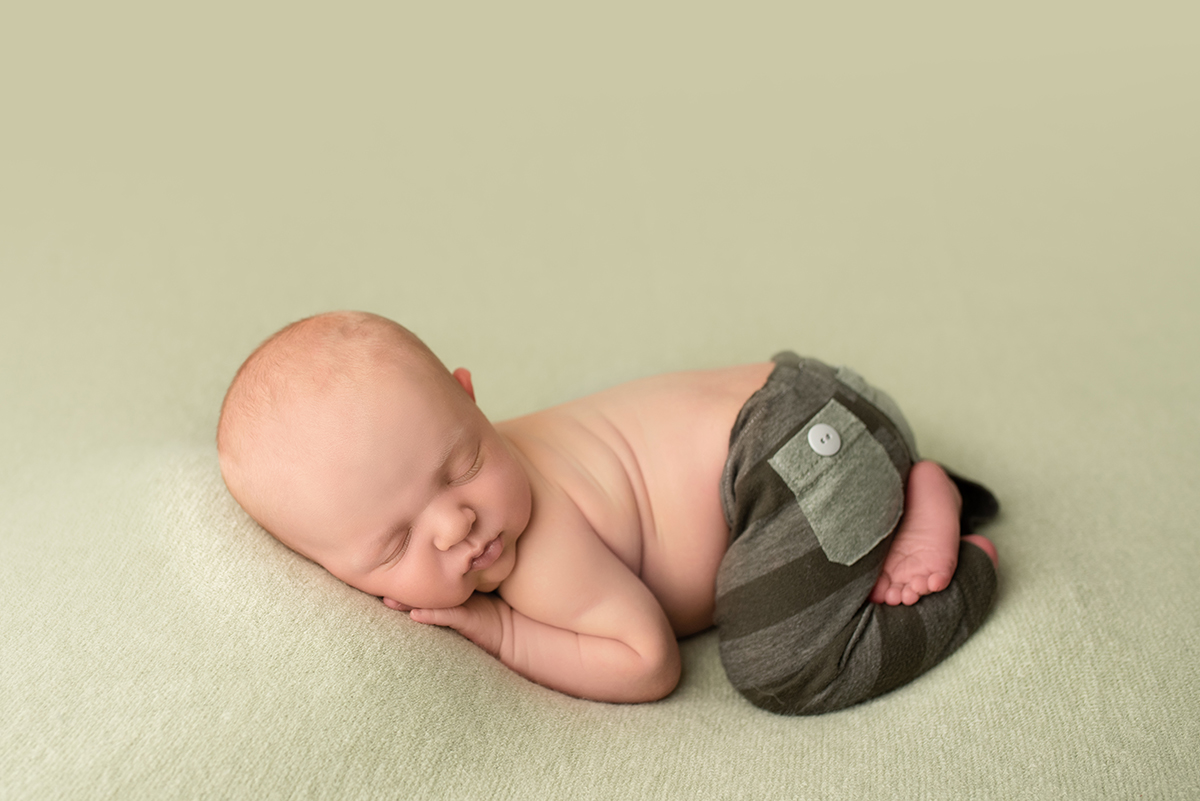 newborn in bottoms up pose